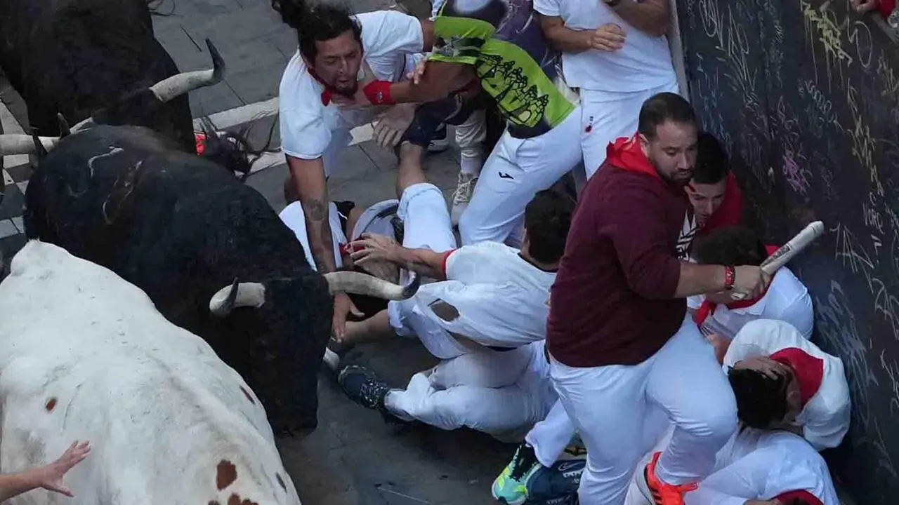 Los toros de la ganader&iacute;a Fuente Ymbro enfilan la calle Estafeta en el primer encierro de los Sanfermines 2026, este martes en Pamplona. EFE/Ainhoa Tejerina