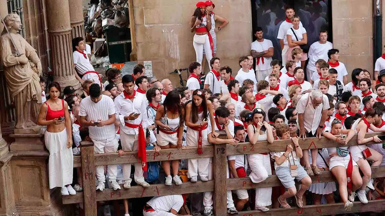 PAMPLONA, 07/07/2026.- Espectadores siguen el primer encierro de los Sanfermines 2026, protagonizado por toros de la ganader&iacute;a gaditana de Fuente Ymbro, desde la Plaza Consistorial, este martes en Pamplona. EFE/Villar L&oacute;pez