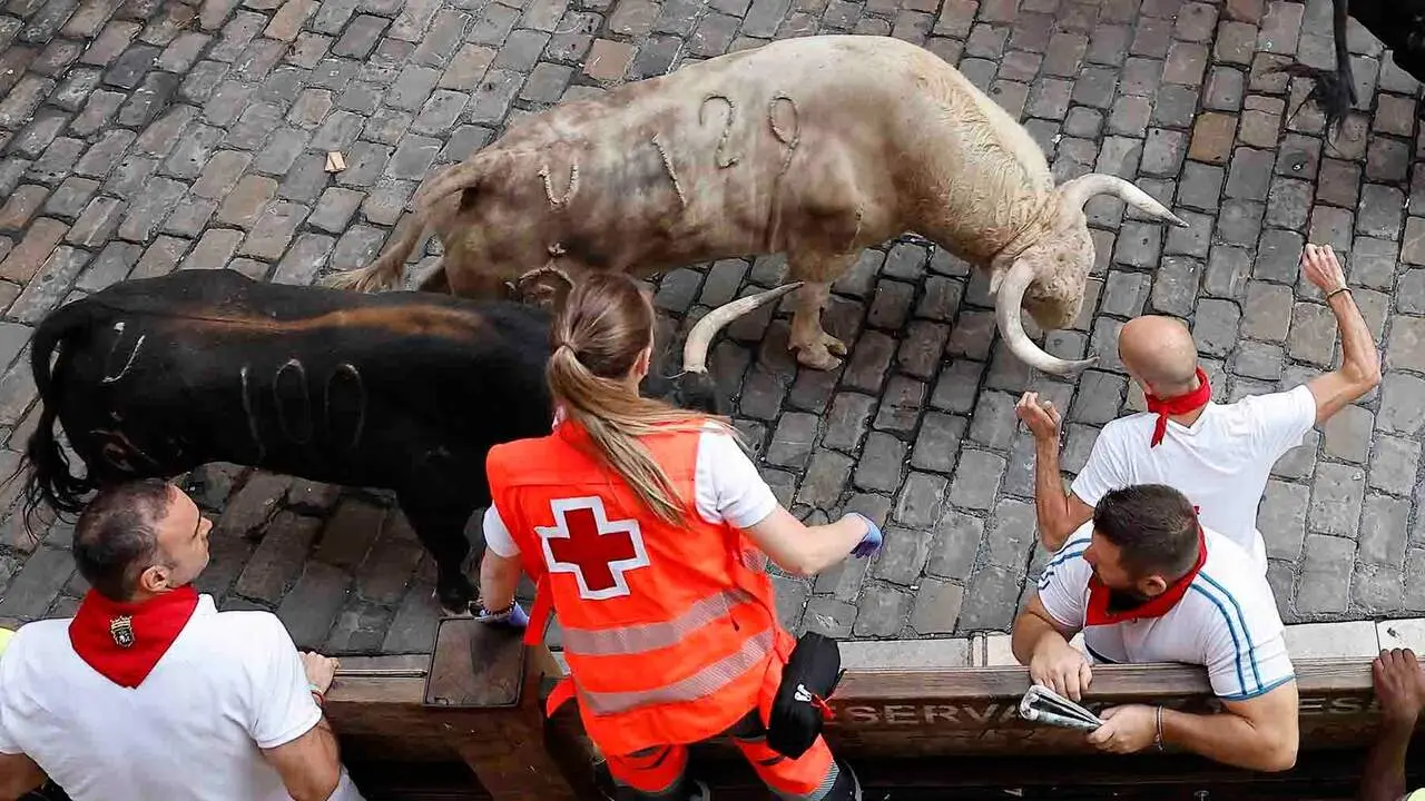 PAMPLONA, 07/07/2026.- Los toros de la ganader&iacute;a Fuente Ymbro entran en la Plaza Consistorial en el primer encierro de los Sanfermines 2026, este martes en Pamplona. EFE/Villar L&oacute;pez
