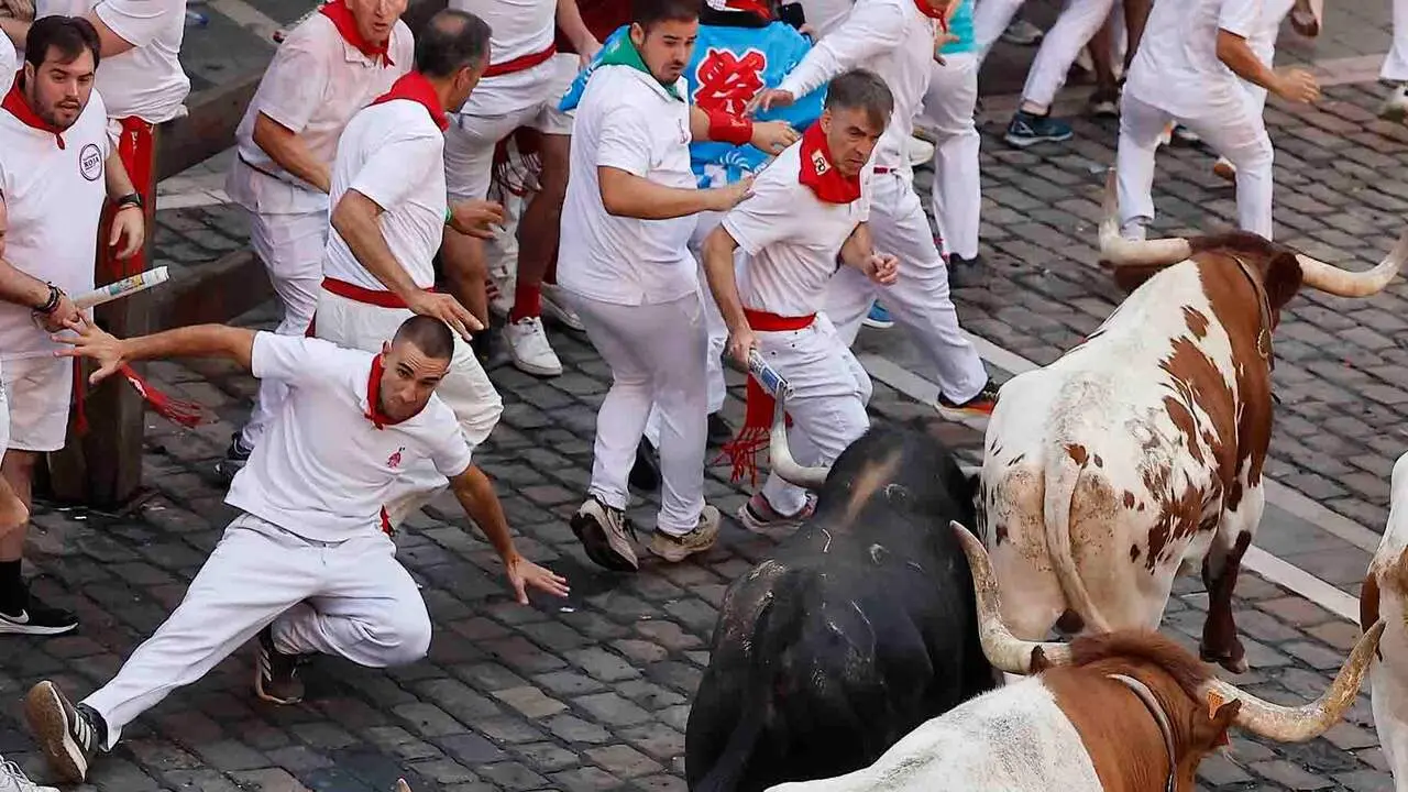 PAMPLONA, 07/07/2026.- Los toros de la ganader&iacute;a Fuente Ymbro entran en la Plaza Consistorial en el primer encierro de los Sanfermines 2026, este martes en Pamplona. EFE/Villar L&oacute;pez