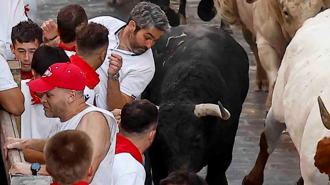 PAMPLONA, 07/07/2026.- Varios mozos perseguidos por uno de los toros de la ganader&iacute;a gaditana de Fuente Ymbro, durante el primer encierro de los Sanferimes 2026, este martes en Pamplona. EFE/Villar L&oacute;pez