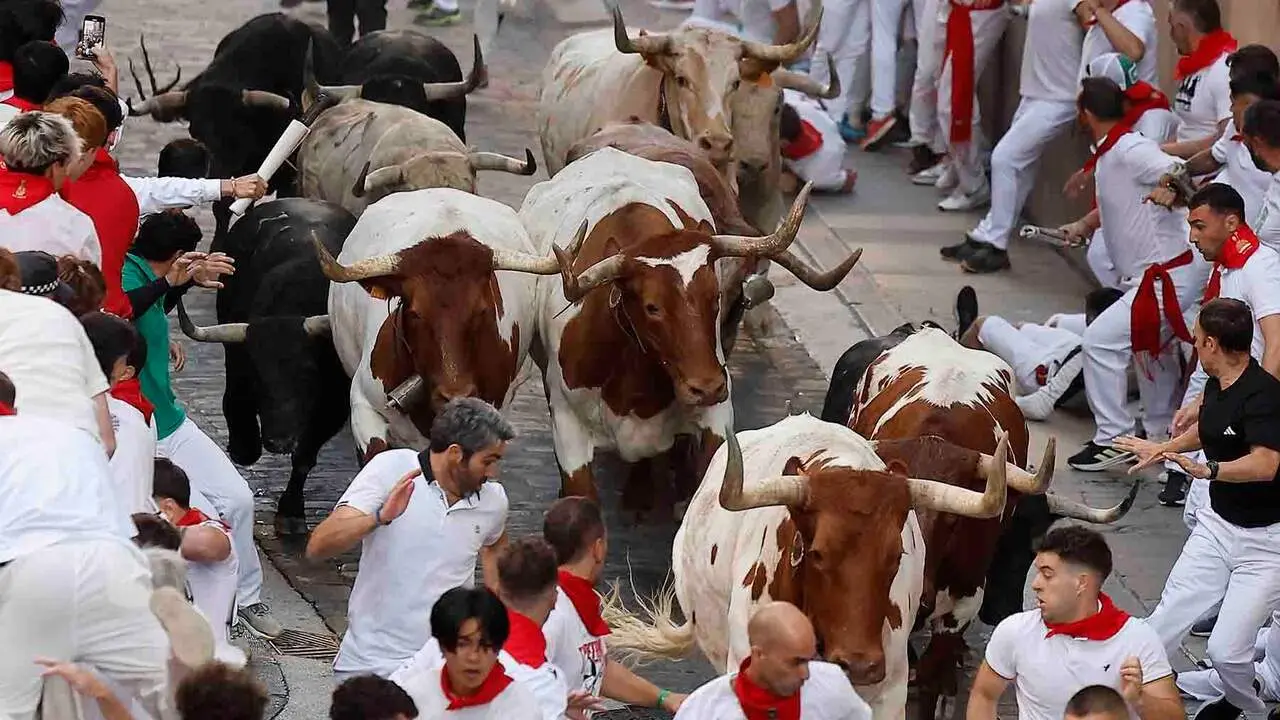 PAMPLONA, 07/07/2026.- Los toros de la ganader&iacute;a Fuente Ymbro recorren el tramo final de la Cuesta de Santo Domingo en el primer encierro de los Sanfermines 2026, este martes en Pamplona. EFE/Villar L&oacute;pez