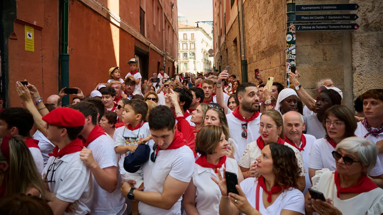 San Ferm&iacute;n recorre las calles de Pamplona en honor a sus fiestas durante 2026. PABLO LASAOSA