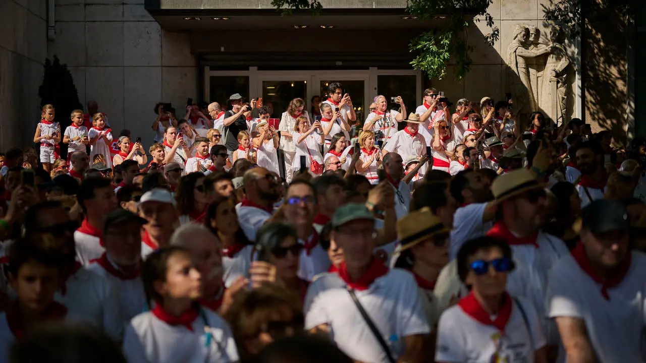 San Ferm&iacute;n recorre las calles de Pamplona en honor a sus fiestas durante 2026. PABLO LASAOSA