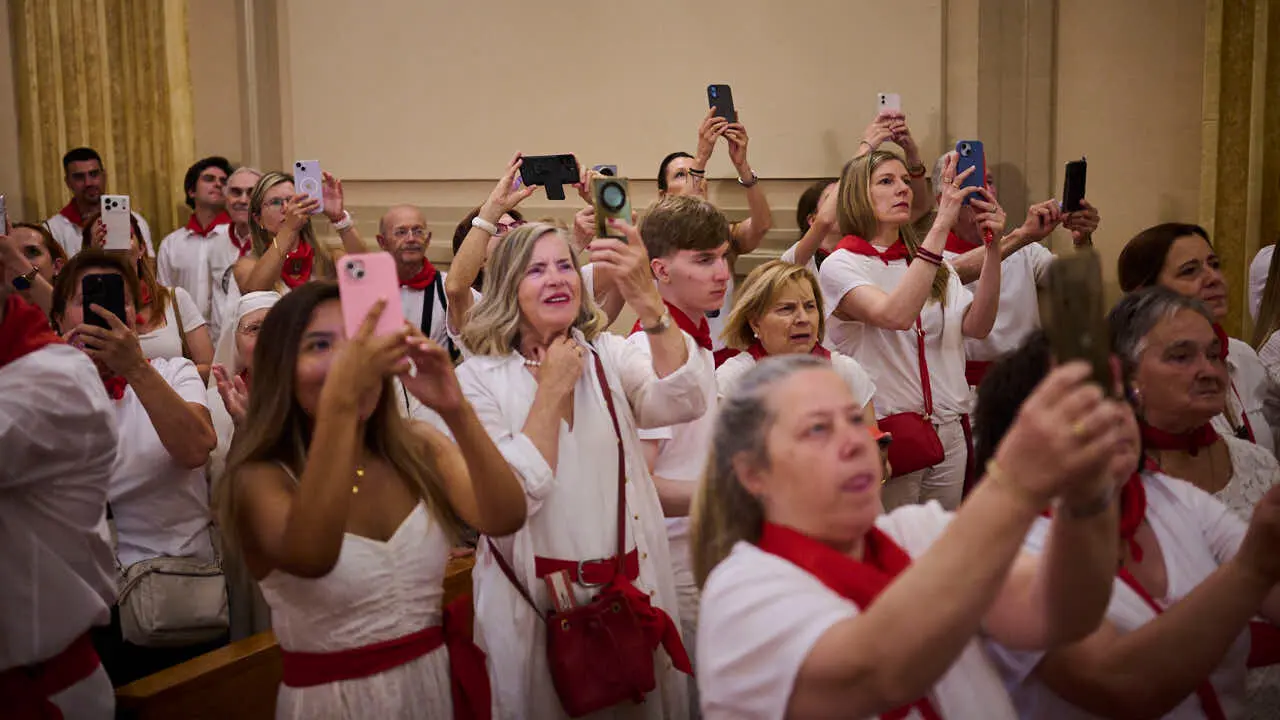 San Ferm&iacute;n recorre las calles de Pamplona en honor a sus fiestas durante 2026. PABLO LASAOSA