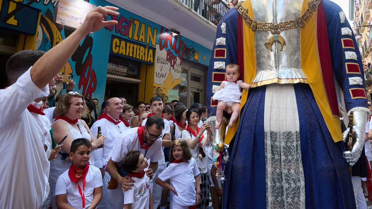 Procesi&oacute;n de San Ferm&iacute;n 2026 por las calles de Pamplona. I&Ntilde;IGO ALZUGARAY