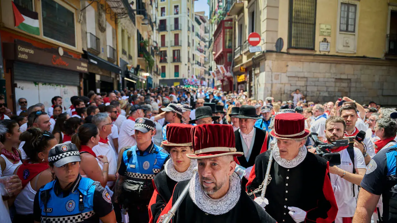 La Corporaci&oacute;n Municipal acompa&ntilde;a al Cabildo a la Catedral tras la procesi&oacute;n de San Ferm&iacute;n 2026. PABLO LASAOSA