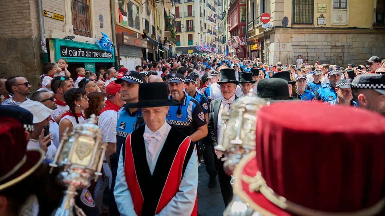 La Corporaci&oacute;n Municipal acompa&ntilde;a al Cabildo a la Catedral tras la procesi&oacute;n de San Ferm&iacute;n 2026. PABLO LASAOSA