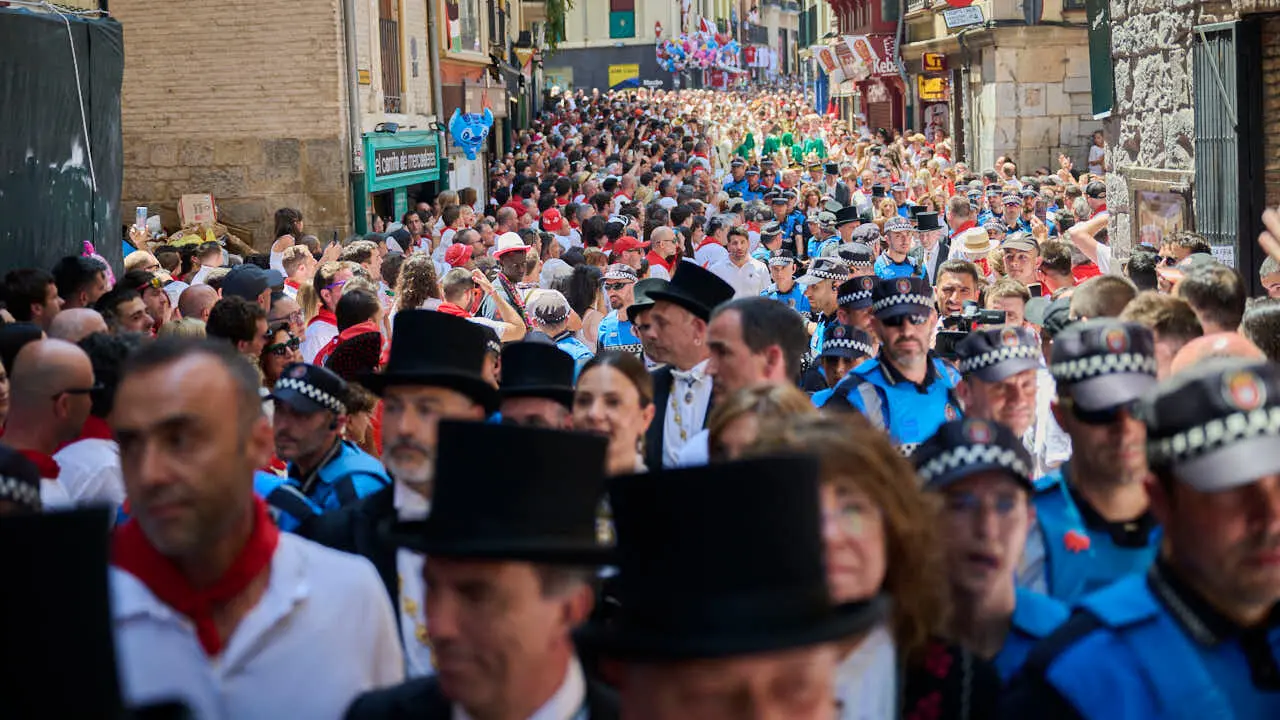 La Corporaci&oacute;n Municipal acompa&ntilde;a al Cabildo a la Catedral tras la procesi&oacute;n de San Ferm&iacute;n 2026. PABLO LASAOSA
