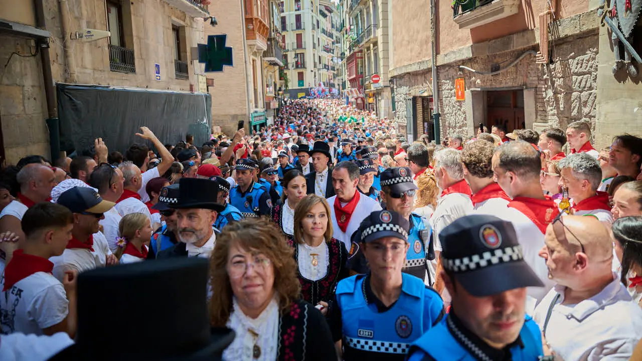 La Corporaci&oacute;n Municipal acompa&ntilde;a al Cabildo a la Catedral tras la procesi&oacute;n de San Ferm&iacute;n 2026. PABLO LASAOSA