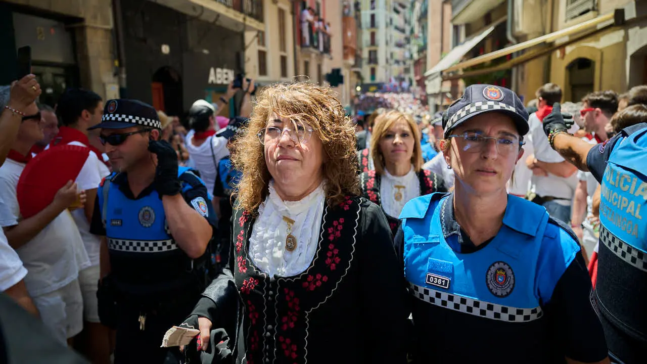 La Corporaci&oacute;n Municipal acompa&ntilde;a al Cabildo a la Catedral tras la procesi&oacute;n de San Ferm&iacute;n 2026. PABLO LASAOSA