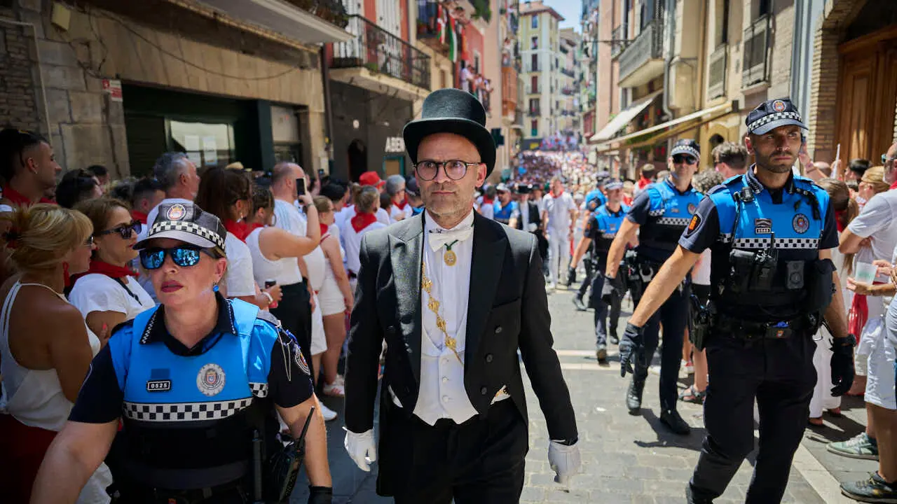 La Corporaci&oacute;n Municipal acompa&ntilde;a al Cabildo a la Catedral tras la procesi&oacute;n de San Ferm&iacute;n 2026. PABLO LASAOSA