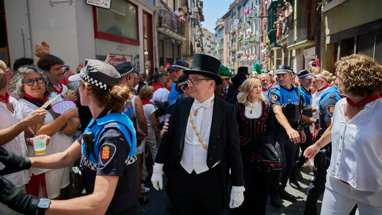 La Corporaci&oacute;n Municipal acompa&ntilde;a al Cabildo a la Catedral tras la procesi&oacute;n de San Ferm&iacute;n 2026. PABLO LASAOSA