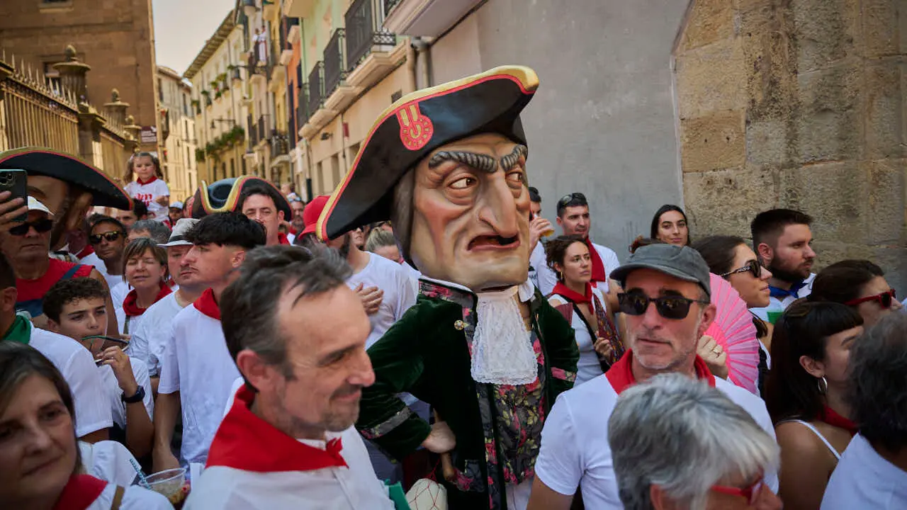La Corporaci&oacute;n Municipal acompa&ntilde;a al Cabildo a la Catedral tras la procesi&oacute;n de San Ferm&iacute;n 2026. PABLO LASAOSA
