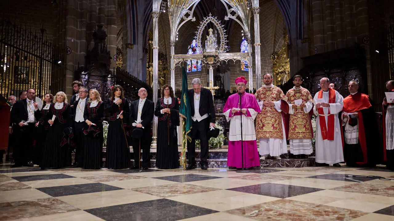 La Corporaci&oacute;n Municipal acompa&ntilde;a al Cabildo a la Catedral tras la procesi&oacute;n de San Ferm&iacute;n 2026. PABLO LASAOSA