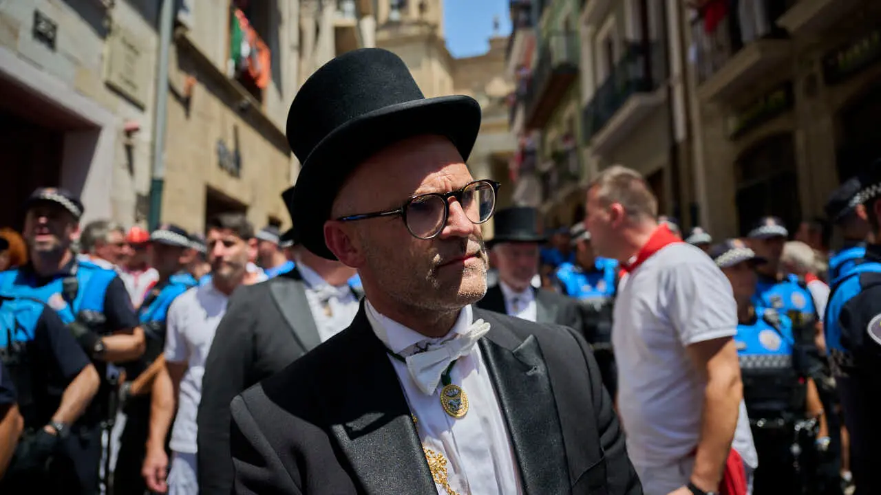 La Corporaci&oacute;n Municipal acompa&ntilde;a al Cabildo a la Catedral tras la procesi&oacute;n de San Ferm&iacute;n 2026. PABLO LASAOSA