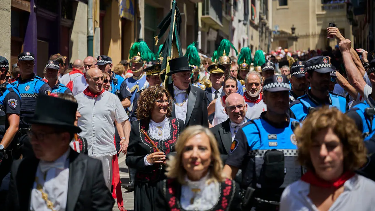 La Corporaci&oacute;n Municipal acompa&ntilde;a al Cabildo a la Catedral tras la procesi&oacute;n de San Ferm&iacute;n 2026. PABLO LASAOSA