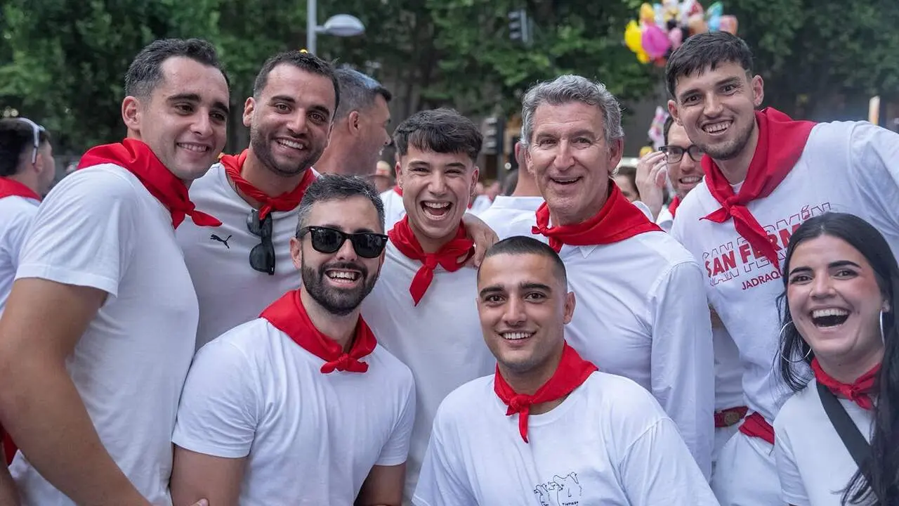 Alberto N&uacute;&ntilde;ez Feij&oacute;o, junto a dirigentes del PP de Navarra y de UPN, durante su visita a Pamplona en San Ferm&iacute;n. DIEGO PUERTA
