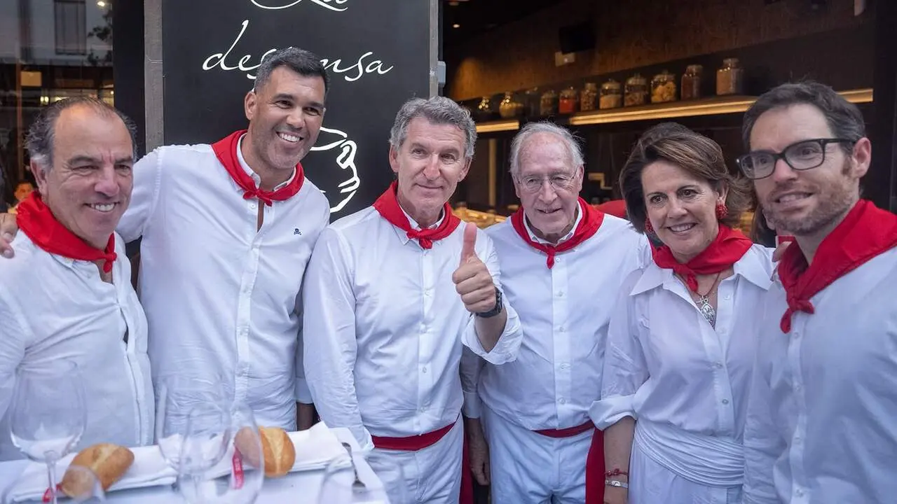 Alberto N&uacute;&ntilde;ez Feij&oacute;o, junto a dirigentes del PP de Navarra y de UPN, durante su visita a Pamplona en San Ferm&iacute;n. DIEGO PUERTA