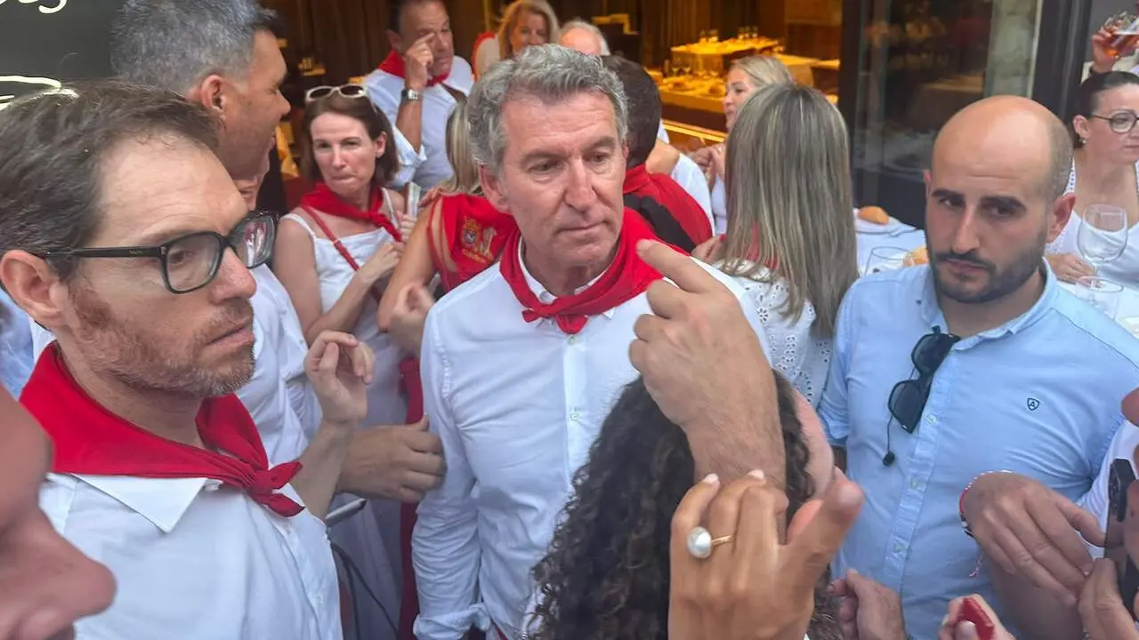 Alberto N&uacute;&ntilde;ez Feij&oacute;o, junto a dirigentes del PP de Navarra y de UPN, durante su visita a Pamplona en San Ferm&iacute;n. IGNACIO MURILLO