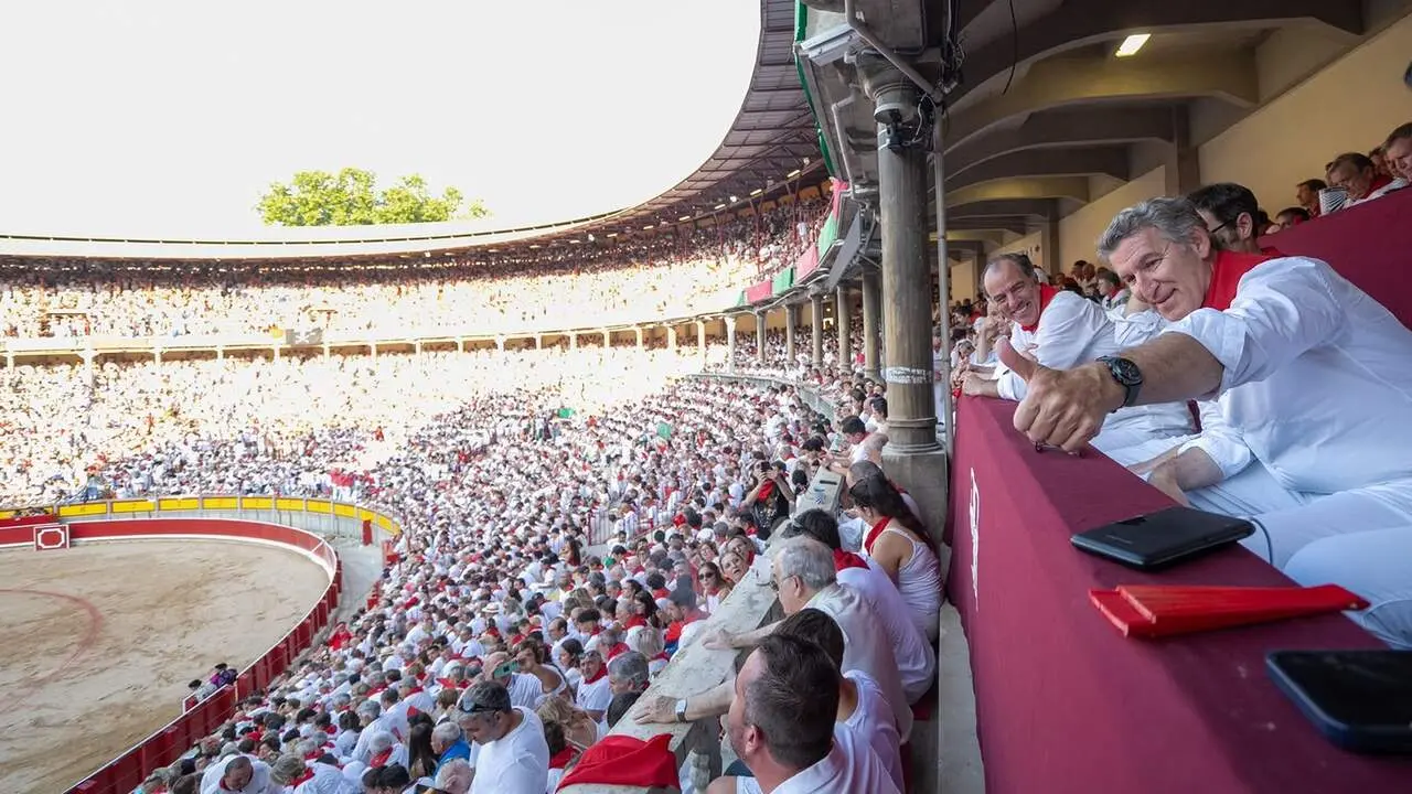 Alberto N&uacute;&ntilde;ez Feij&oacute;o, junto a dirigentes del PP de Navarra y de UPN, durante su visita a Pamplona en San Ferm&iacute;n. DIEGO PUERTA
