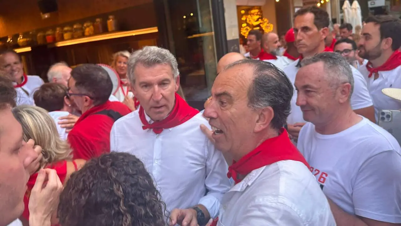 Alberto N&uacute;&ntilde;ez Feij&oacute;o, junto a dirigentes del PP de Navarra y de UPN, durante su visita a Pamplona en San Ferm&iacute;n. IGNACIO MURILLO