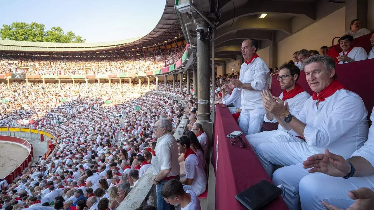 Alberto N&uacute;&ntilde;ez Feij&oacute;o, junto a dirigentes del PP de Navarra y de UPN, durante su visita a Pamplona en San Ferm&iacute;n. DIEGO PUERTA