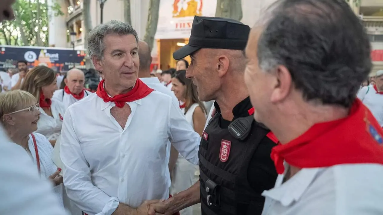 Alberto N&uacute;&ntilde;ez Feij&oacute;o, junto a dirigentes del PP de Navarra y de UPN, durante su visita a Pamplona en San Ferm&iacute;n. DIEGO PUERTA