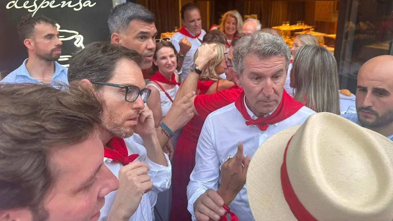 Alberto N&uacute;&ntilde;ez Feij&oacute;o, junto a dirigentes del PP de Navarra y de UPN, durante su visita a Pamplona en San Ferm&iacute;n. IGNACIO MURILLO