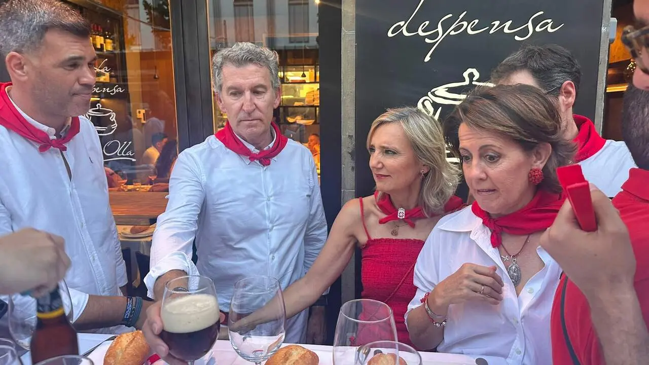 Alberto N&uacute;&ntilde;ez Feij&oacute;o, junto a dirigentes del PP de Navarra y de UPN, durante su visita a Pamplona en San Ferm&iacute;n. IGNACIO MURILLO