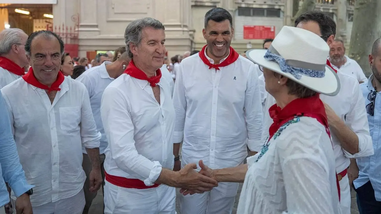 Alberto N&uacute;&ntilde;ez Feij&oacute;o, junto a dirigentes del PP de Navarra y de UPN, durante su visita a Pamplona en San Ferm&iacute;n. DIEGO PUERTA