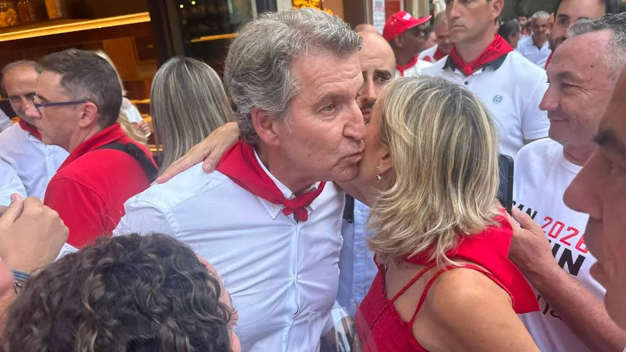 Alberto N&uacute;&ntilde;ez Feij&oacute;o, junto a dirigentes del PP de Navarra y de UPN, durante su visita a Pamplona en San Ferm&iacute;n. IGNACIO MURILLO