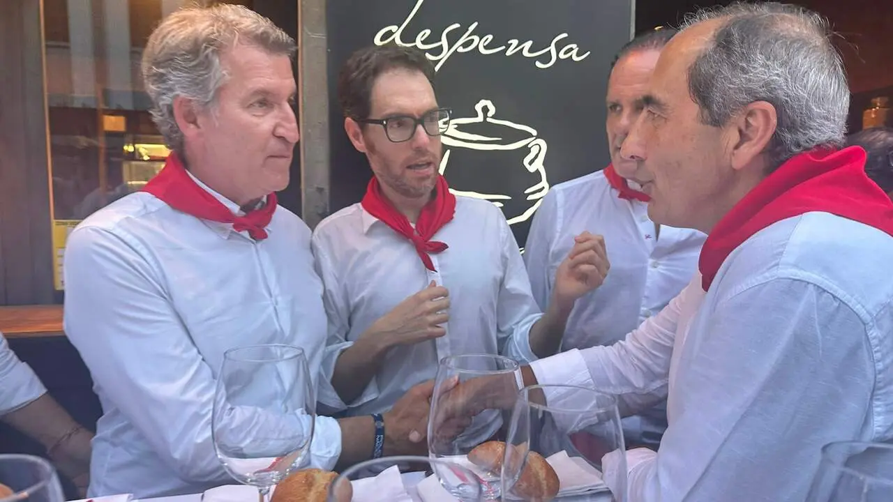 Alberto N&uacute;&ntilde;ez Feij&oacute;o, junto a dirigentes del PP de Navarra y de UPN, durante su visita a Pamplona en San Ferm&iacute;n. IGNACIO MURILLO