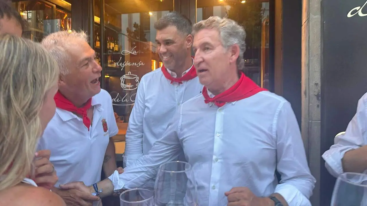 Alberto N&uacute;&ntilde;ez Feij&oacute;o, junto a dirigentes del PP de Navarra y de UPN, durante su visita a Pamplona en San Ferm&iacute;n. IGNACIO MURILLO