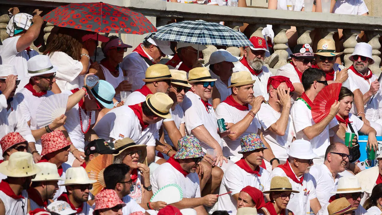 Los tendidos de la Plaza de Toros de Pamplona durante la primera corrida de la Feria del Toro de San Ferm&iacute;n 2026. I&Ntilde;IGO ALZUGARAY