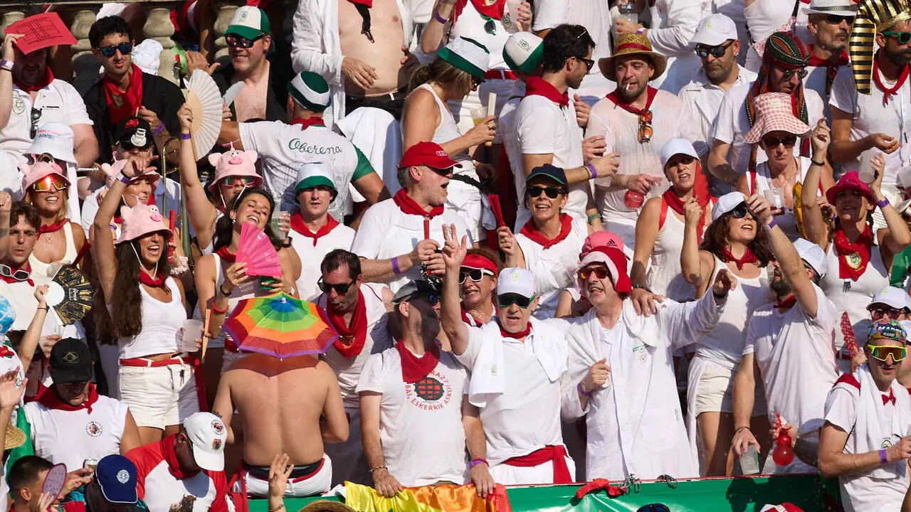 Los tendidos de la Plaza de Toros de Pamplona durante la primera corrida de la Feria del Toro de San Ferm&iacute;n 2026. I&Ntilde;IGO ALZUGARAY