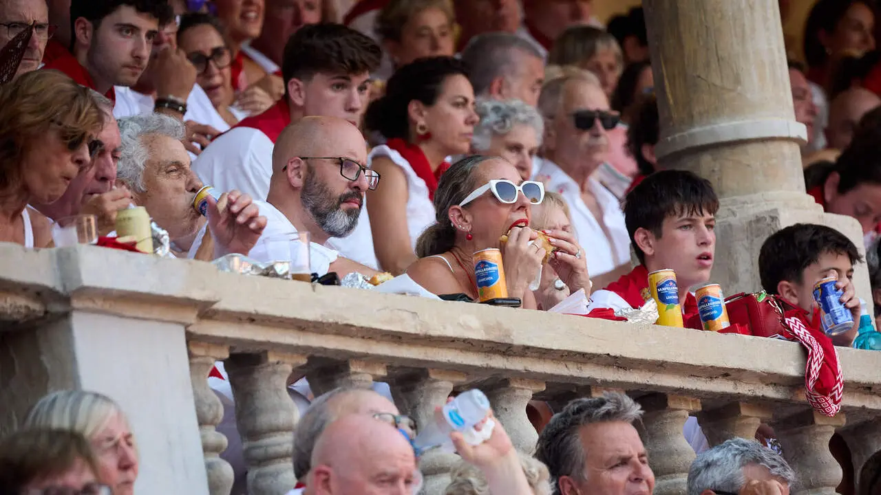 Los tendidos de la Plaza de Toros de Pamplona durante la primera corrida de la Feria del Toro de San Ferm&iacute;n 2026. I&Ntilde;IGO ALZUGARAY