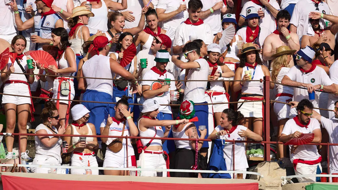 Los tendidos de la Plaza de Toros de Pamplona durante la primera corrida de la Feria del Toro de San Ferm&iacute;n 2026. I&Ntilde;IGO ALZUGARAY