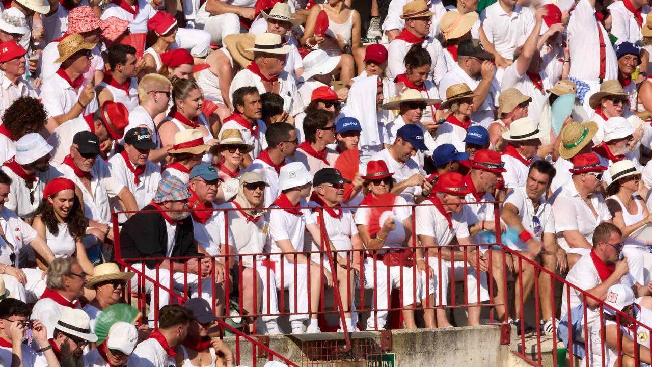 Los tendidos de la Plaza de Toros de Pamplona durante la primera corrida de la Feria del Toro de San Ferm&iacute;n 2026. I&Ntilde;IGO ALZUGARAY