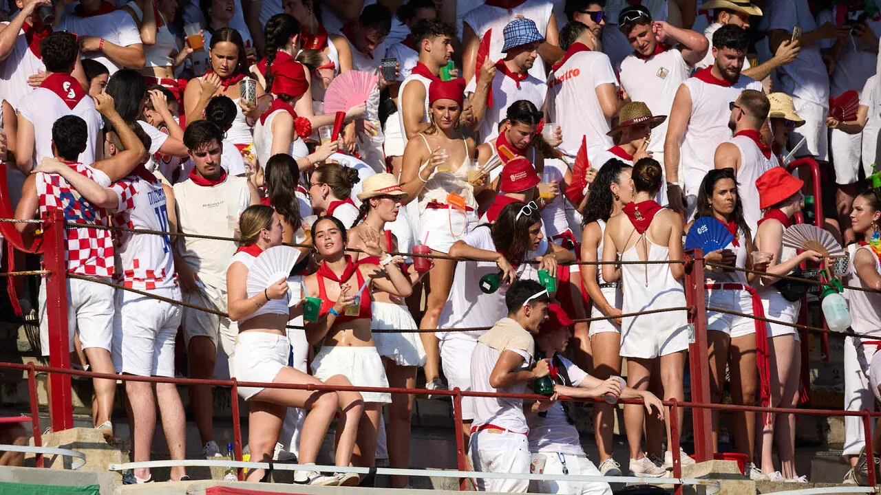 Los tendidos de la Plaza de Toros de Pamplona durante la primera corrida de la Feria del Toro de San Ferm&iacute;n 2026. I&Ntilde;IGO ALZUGARAY