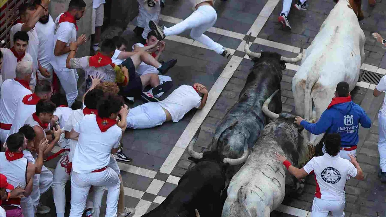 Los toros de la ganader&iacute;a gaditana de Cebada Gago a su paso por el primer tramo de la calle de la Estafeta en el segundo encierro de los Sanfermines 2026, este mi&eacute;rcoles en Pamplona. EFE/J.P. Urdiroz
