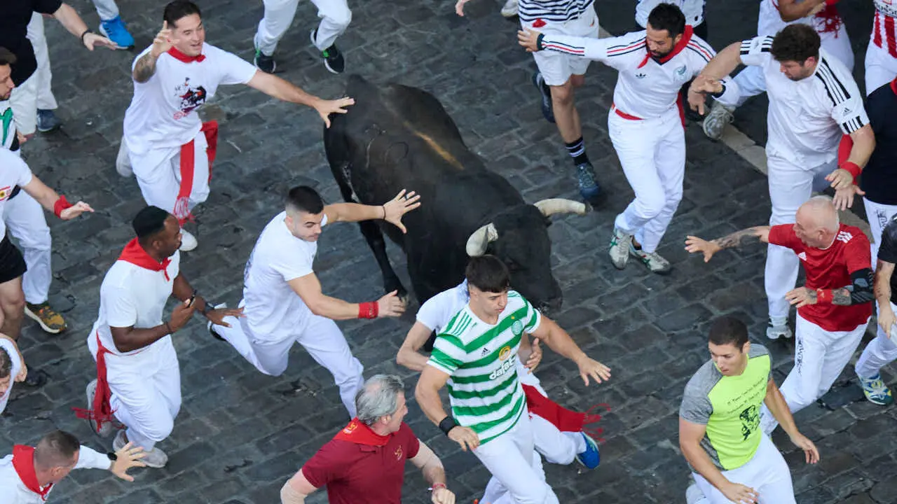 Segundo encierro de San Ferm&iacute;n 2026 con toros de Cebada Gago en Telef&oacute;nica. PABLO LASAOSA