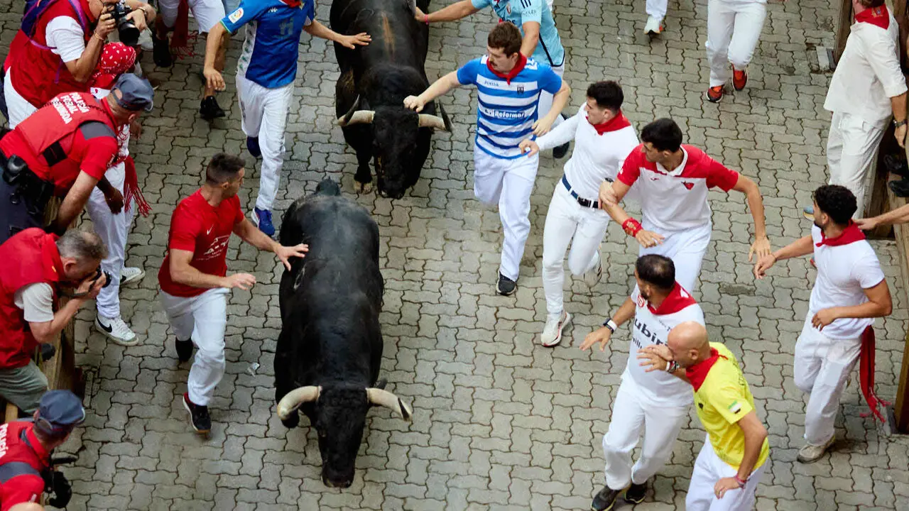 Segundo encierro de San Ferm&iacute;n 2026 con toros de Cebada Gago en el tramo de Telef&oacute;nica y entrada del callej&oacute;n de la plaza. I&Ntilde;IGO ALZUGARAY