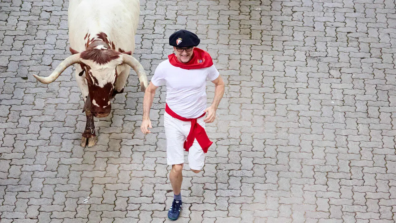 Segundo encierro de San Ferm&iacute;n 2026 con toros de Cebada Gago en el tramo de Telef&oacute;nica y entrada del callej&oacute;n de la plaza. I&Ntilde;IGO ALZUGARAY