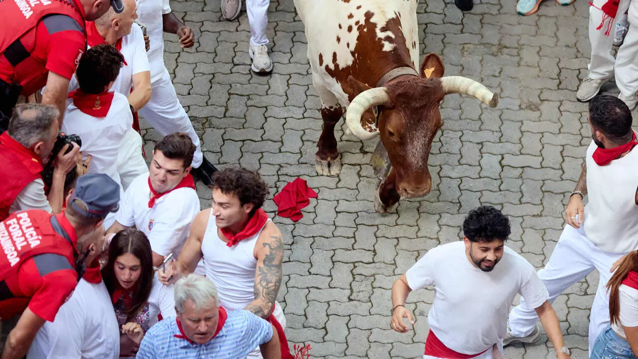Segundo encierro de San Ferm&iacute;n 2026 con toros de Cebada Gago en el tramo de Telef&oacute;nica y entrada del callej&oacute;n de la plaza. I&Ntilde;IGO ALZUGARAY
