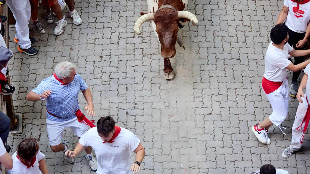 Segundo encierro de San Ferm&iacute;n 2026 con toros de Cebada Gago en el tramo de Telef&oacute;nica y entrada del callej&oacute;n de la plaza. I&Ntilde;IGO ALZUGARAY