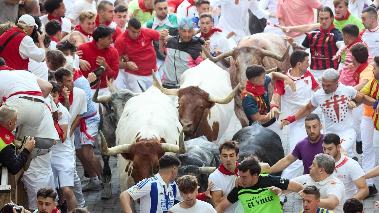 Segundo encierro de San Ferm&iacute;n 2026 con toros de Cebada Gago en el tramo de Telef&oacute;nica y entrada del callej&oacute;n de la plaza. I&Ntilde;IGO ALZUGARAY