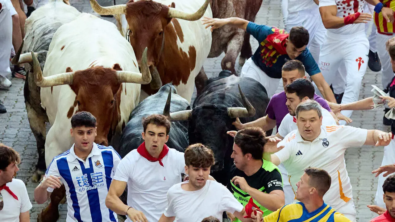 Segundo encierro de San Ferm&iacute;n 2026 con toros de Cebada Gago en el tramo de Telef&oacute;nica y entrada del callej&oacute;n de la plaza. I&Ntilde;IGO ALZUGARAY