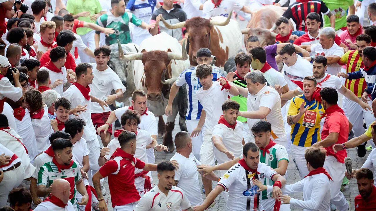 Segundo encierro de San Ferm&iacute;n 2026 con toros de Cebada Gago en el tramo de Telef&oacute;nica y entrada del callej&oacute;n de la plaza. I&Ntilde;IGO ALZUGARAY