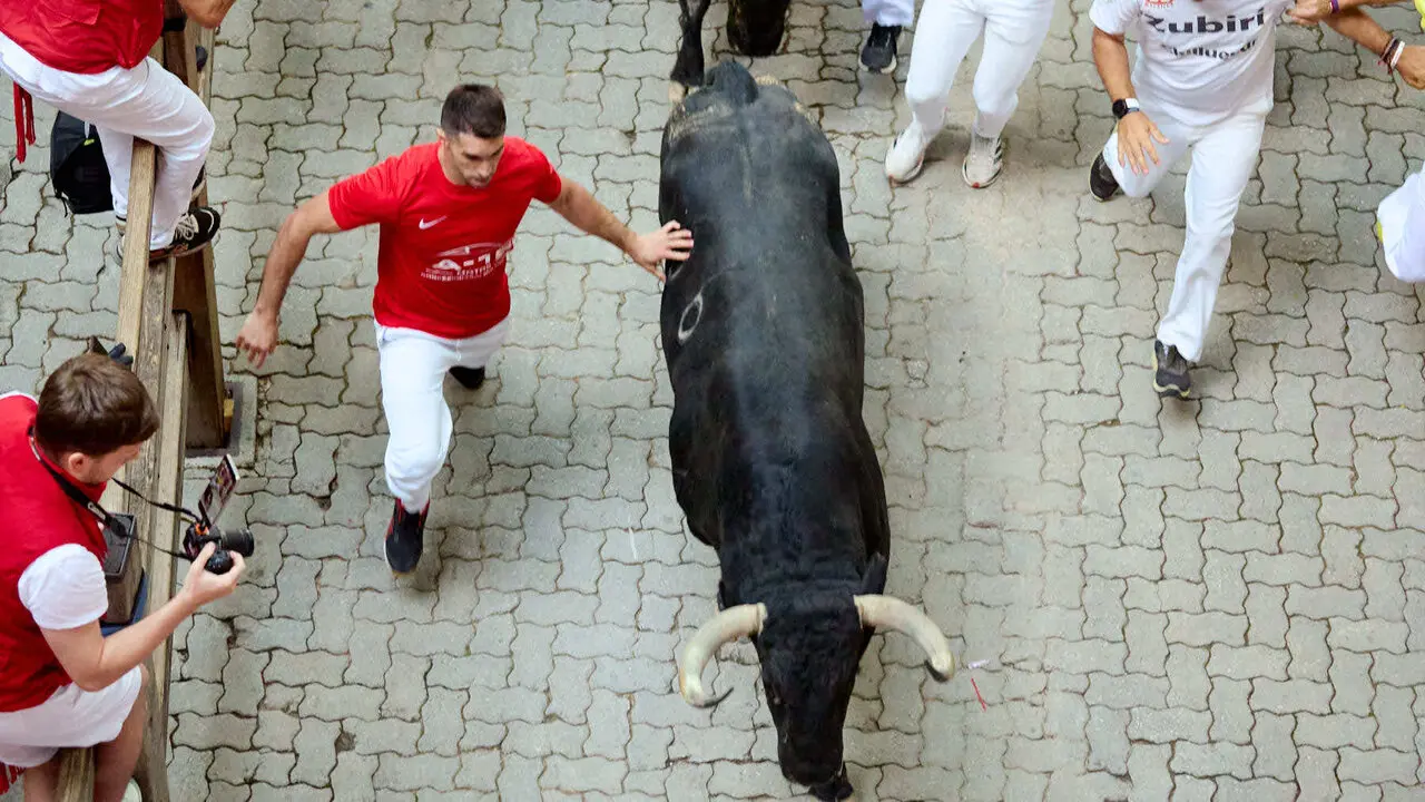 Segundo encierro de San Ferm&iacute;n 2026 con toros de Cebada Gago en el tramo de Telef&oacute;nica y entrada del callej&oacute;n de la plaza. I&Ntilde;IGO ALZUGARAY